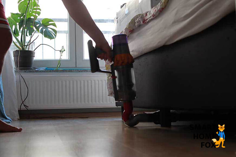 Der Flexadapter beim Saugen unter einem Bett